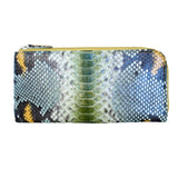 パイソン蛇革で仕立てたの超薄型長財布。緑色のパイソン財布がカフェにある様子。エル字ファスナーで大容量