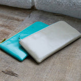 青とグレーのL字ファスナー財布が並んでいる様子