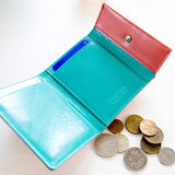 片手に収まるコンパクトなピンクの牛革財布のカードポケット