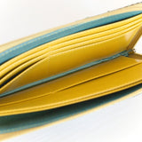 緑色のパイソン財布の中身。カード入れがある様子。