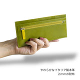 緑の厚さわずか2mmの長財布を手に取った様子