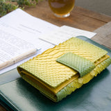 黄色のパイソン蛇革財布|超軽量で大容量な二つ折り財布