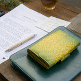 黄色のパイソン蛇革財布|超軽量で大容量な二つ折り財布