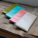 4色の、バイカラーのL字ファスナー財布が並んでいる様子