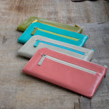 4つのバイカラーのL字ファスナー財布が並んでいる様子