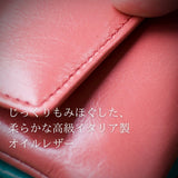 上質なイタリア製のオイルレザーが特徴。ピンクのミニ財布