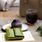 【再入荷】コンパクト 二つ折り財布 牛革 ペケニータ (アップルグリーン・ソルイエロー)