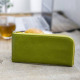 カフェに緑色のL字ファスナー財布がある様子