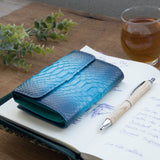 青色のパイソン蛇革財布をカフェで|超軽量で大容量な二つ折り財布