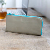 カフェにグレーのL字ファスナー財布がある様子