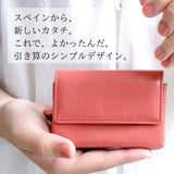 手のひらの上に乗った、軽量で小さなピンクのコンパクト財布