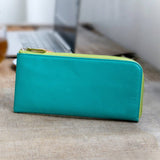 青とグリーンのバイカラーのL字ファスナー財布がある様子