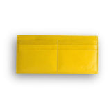 黄色い厚さわずか2mmの長財布のカード入れを正面から見た様子