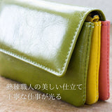 緑色のミニ財布の美しい職人の仕立てが分かる