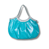 ターコイズブルーのPCが入る本革トートバッグの正面の様子