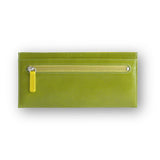 緑と黄色の厚さわずか2mmの長財布の正面から見た様子。バイカラーがかわいい