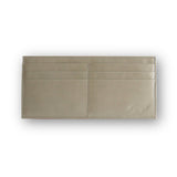 グレーの厚さわずか2mmの長財布のカード入れを正面から見た様子。