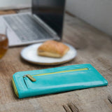 カフェに青色のL字ファスナー財布がある様子