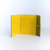 コンパクトな緑の牛革財布のカードポケット