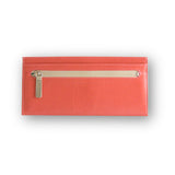 ピンクとグレーの厚さわずか2mmの長財布の正面から見た様子。バイカラーがかわいい