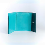 片手に収まるコンパクトなピンクの牛革財布のカードポケット部分