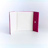 片手に収まるコンパクトなピンクの牛革財布のカードポケット