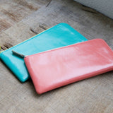 青とピンク色のL字ファスナー財布が並んでいる様子