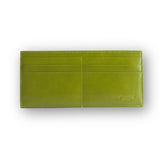 緑の厚さわずか2mmの長財布のカード入れを正面から見た様子