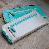 青とグレーのL字ファスナー財布が並んでいる様子