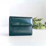 片手に収まるコンパクトなピンクの牛革財布