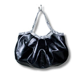 黒のPCが入る本革トートバッグの正面の様子