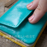 小さくて軽い青いミニ財布の、美しい仕立てが分かる様子