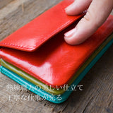 赤いミニ財布の美しい仕立てがわかる。丁寧なつくりのスペインのコンパクト財布