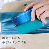 蛇革青いミニ財布を小さいなバッグに入れている様子