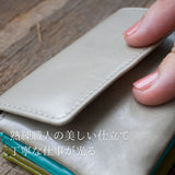 軽くて小さいライトグレーのコンパクト財布の美しい仕立てが分かる様子
