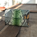 緑のパイソン蛇革財布が素敵に飾られている様子