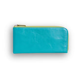 青のバイカラーのL字ファスナー財布を正面から見た様子 表面