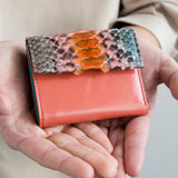 コンパクト二つ折り財布 蛇革 パイソン (アネモネ)