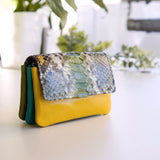 エメラルドグリーンが美しい、パイソンへぎ蛇革を使ったコンパクトな本革ミニ財布