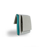 片手に収まるコンパクトなグレー色の牛革財布の斜め後ろから見たところ