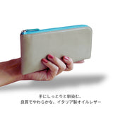 グレーの長財布を手に持っている様子