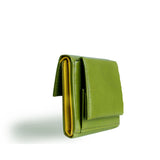 コンパクトな緑の牛革財布のコインケース部分