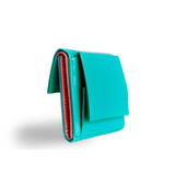 片手に収まるコンパクトな青(ターコイズブルー)の牛革財布のコインケース