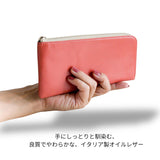 ピンクの長財布を手に持っている様子