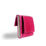 片手に収まるコンパクトなピンクの牛革財布のコインケース