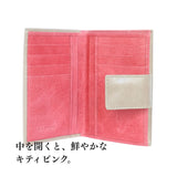 イタリアンレザーで仕立てた、グレーとピンクのバイカラーの軽量二つ折り財布のカード入れのを開いたところ