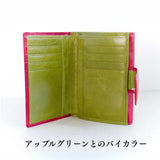 赤い二つ折り財布のカード入れ部分を開いたところ