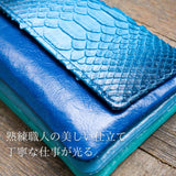 美しいブルーのグラデーションが特徴の蛇革の小さなカードサイズのコンパクト財布のきれいな仕立てが良く見える写真