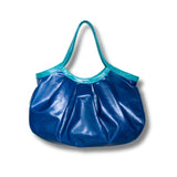 紺色ののPCが入る本革トートバッグの正面の様子