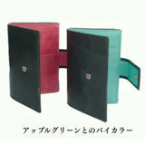 深い緑色の二つ折り財布のバイカラーシリーズが二つ並んでいる